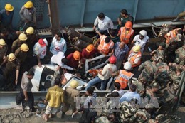 Cứu hộ vụ sập cầu ở Ấn Độ gặp khó, nhiều người vẫn mắc kẹt